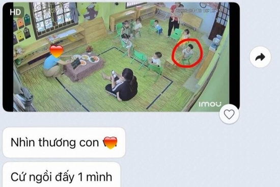 Camera giám sát ghi cảnh con đi mẫu giáo ngồi 1 mình, bố nhắn cho mẹ nói xót con bị chỉ 'sự thật phũ phàng'