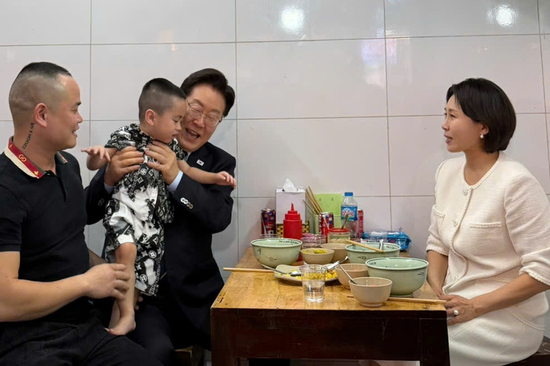 Chủ quán phở đón Tổng thống Hàn Quốc: 'Cả đêm qua tôi hạnh phúc không ngủ nổi'