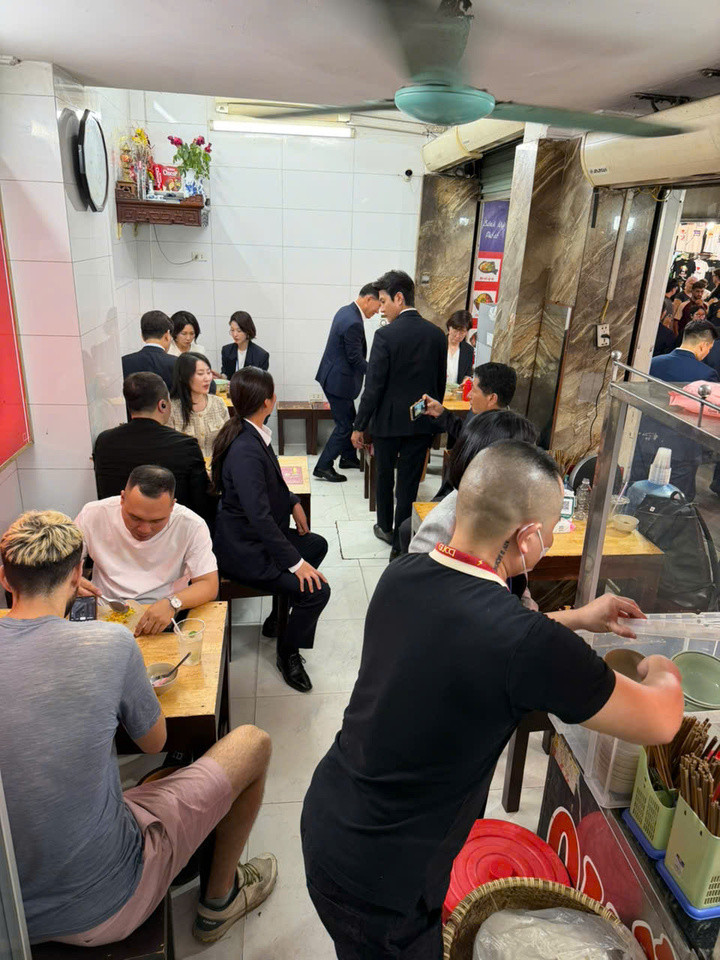 Hình ảnh đoàn khách dùng bữa tại quán phở của anh Mùi.