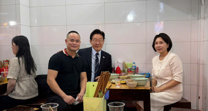 Anh Mùi chụp ảnh kỷ niệm cùng Tổng thống Hàn Quốc và Phu nhân.