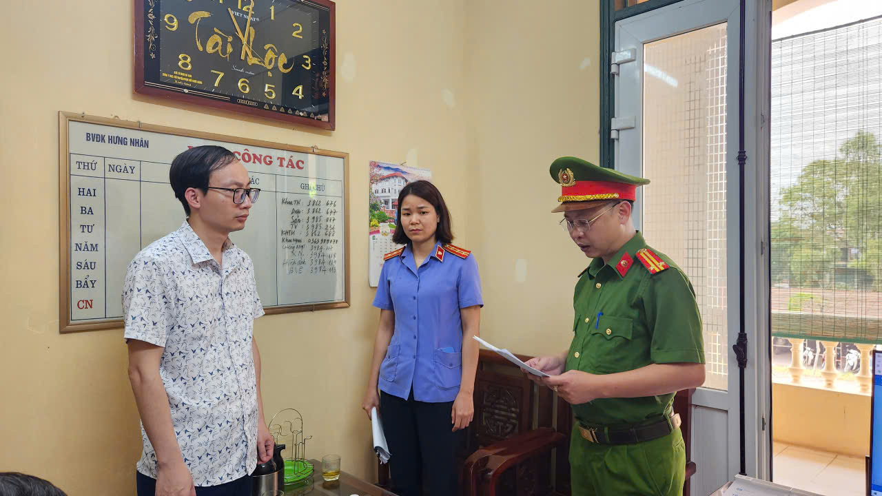 Công an Hưng Yên khởi tố một phó giám đốc bệnh viện插图 Cơ quan công an đọc quyết định khởi tố bị can đối với ông Phạm Thành Nam 1.jpeg