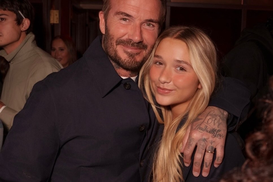 Không còn là công chúa nhỏ, Harper Beckham 'lột xác' thành thiếu nữ, chiếm trọn spotlight bên bố Beckham