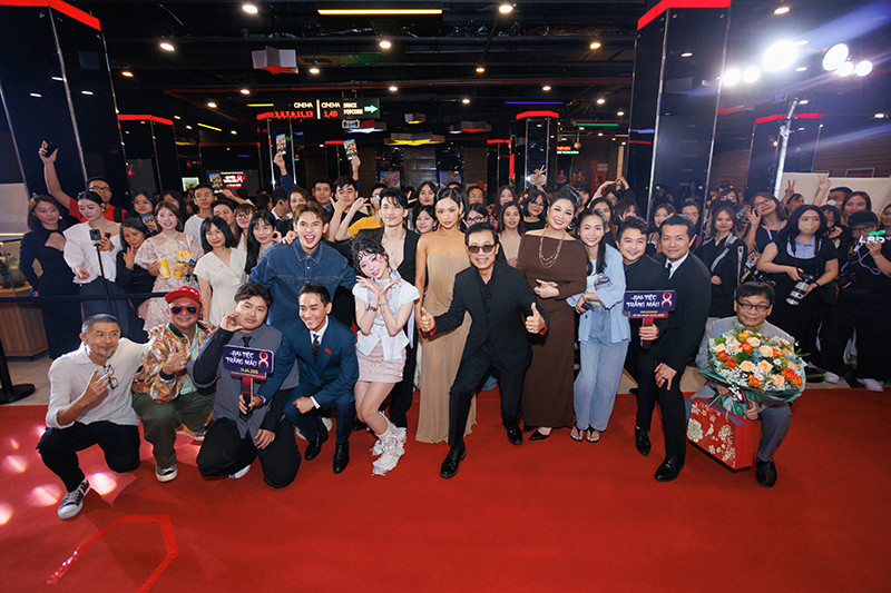 oan phim dai tiec trang mau 8 han hoan ra mat phim tai ha noi