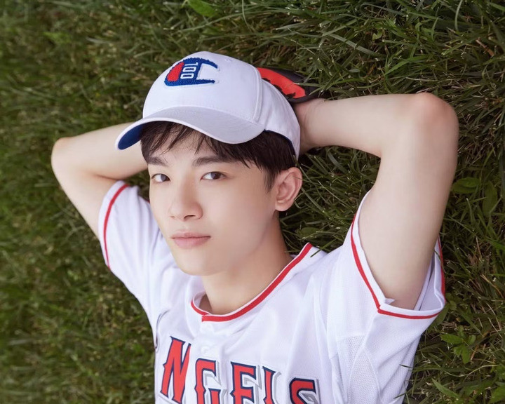 Diễn viên Lý Minh Đức ở Trung Quốc cũng tiêu tan sự nghiệp vì hành vi đập phá tài sản khi say xỉn.