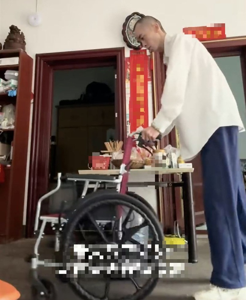 Di chứng đột quỵ khiến Châu Mặc đi lại cực kỳ khó khăn.