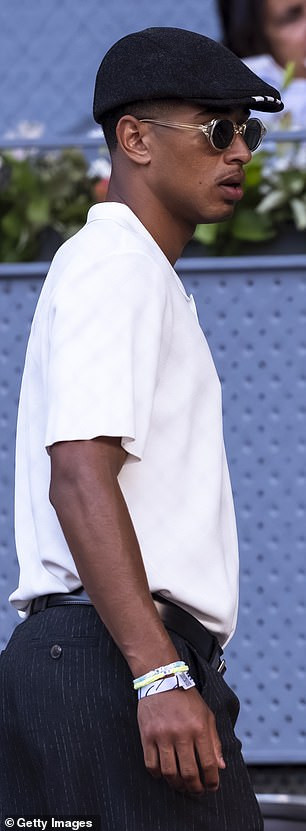 Paparazzi tóm dính ngôi sao bóng đá hẹn hò chị đẹp ở sân tennis插图1 Paparazzi tóm dính ngôi sao bóng đá hẹn hò chị đẹp ở sân tennis - Ảnh 2.