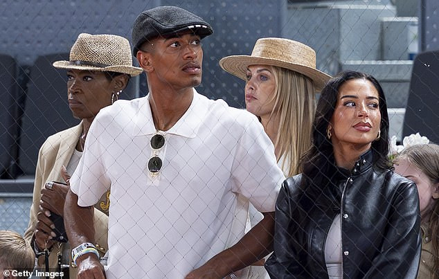 Paparazzi tóm dính ngôi sao bóng đá hẹn hò chị đẹp ở sân tennis - Ảnh 1.