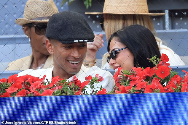 Paparazzi tóm dính ngôi sao bóng đá hẹn hò chị đẹp ở sân tennis插图3 Paparazzi tóm dính ngôi sao bóng đá hẹn hò chị đẹp ở sân tennis - Ảnh 4.