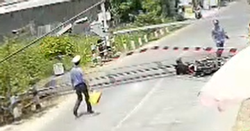 Thông tin về người bị nhân viên đường sắt đá khi tông gãy gác chắn tàu