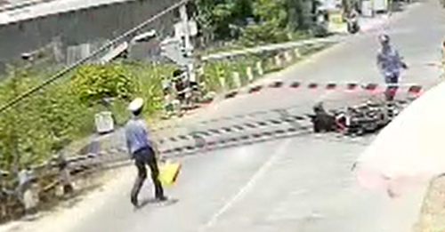 Thông tin về người bị nhân viên đường sắt đá khi tông gãy gác chắn tàu