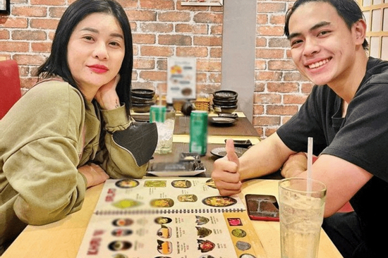 Chỉ cần nhìn vào hành động này là biết Cát Phượng hàng ngày dạy con ra sao!