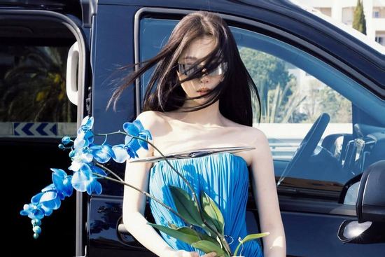 Ngu Thư Hân diện đầm bông hồng xanh của nhà thiết kế Việt đi Cannes