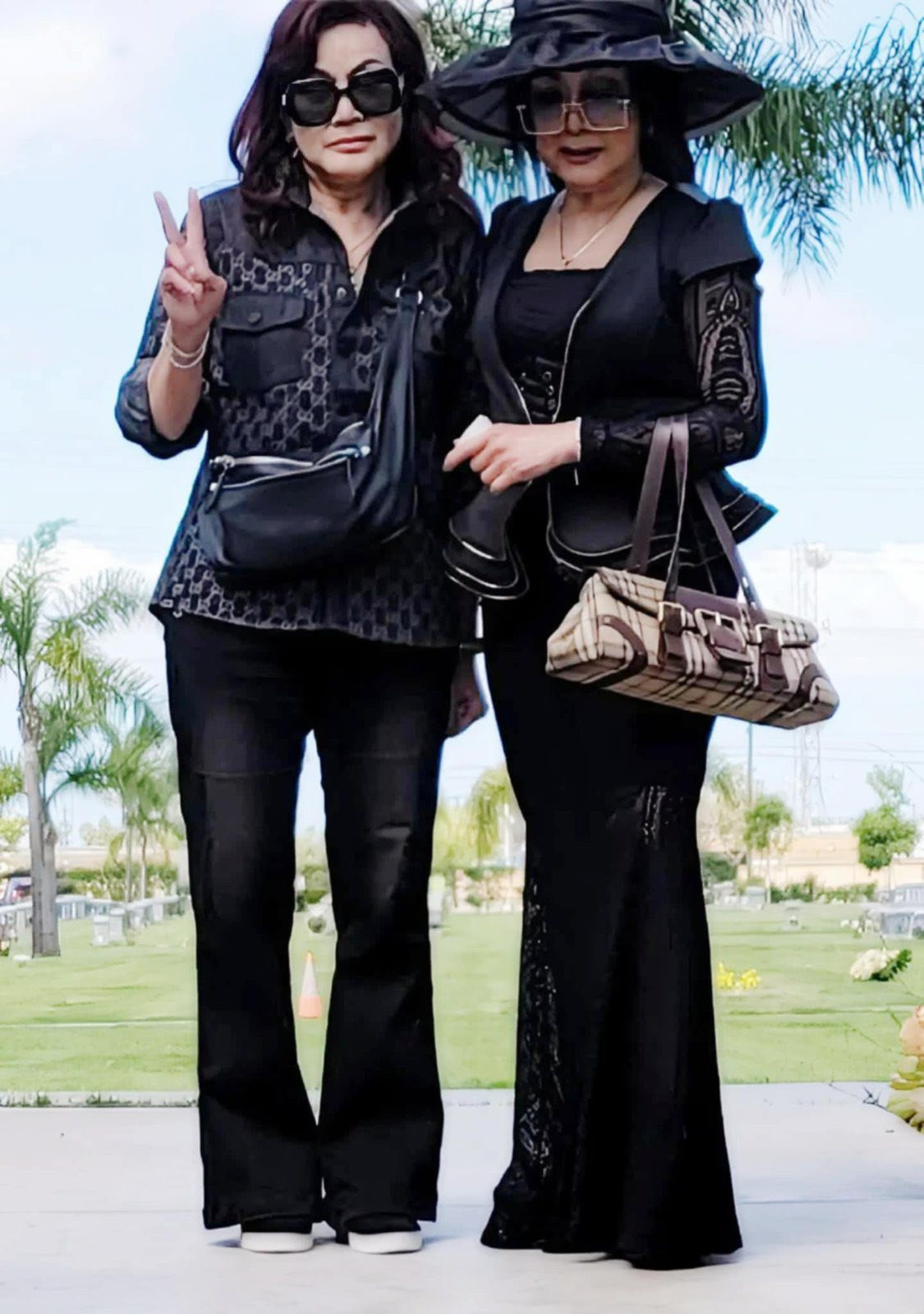 NSƯT Mỹ Châu khóc sưng mắt khi đến viếng mộ NSƯT Ngọc Đáng sau 4 năm xa cách - Ảnh 2.