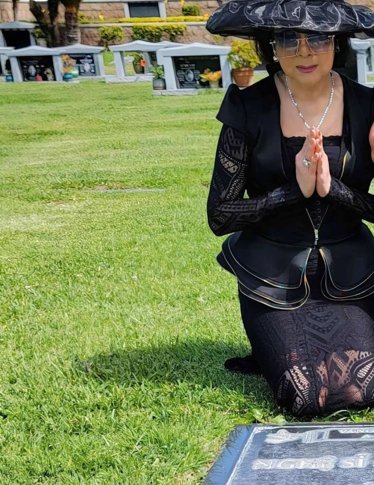 NSƯT Mỹ Châu khóc sưng mắt khi đến viếng mộ NSƯT Ngọc Đáng sau 4 năm xa cách - Ảnh 3.