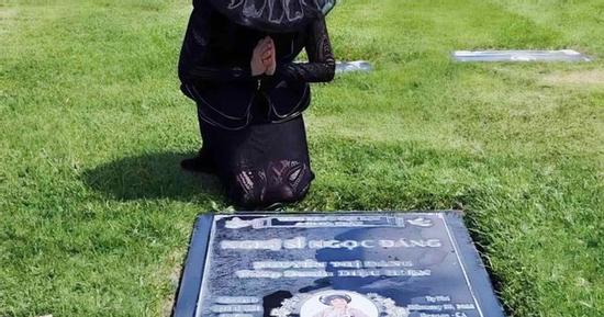 NSƯT Mỹ Châu khóc sưng mắt khi viếng mộ NSƯT Ngọc Đáng sau 4 năm