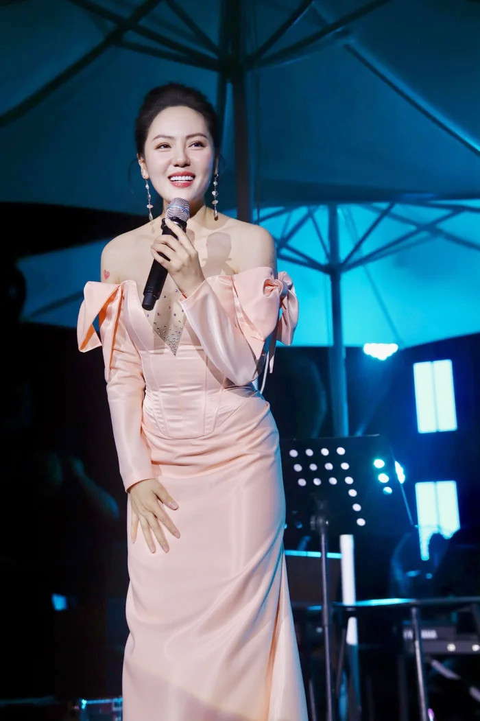 Nữ ca sĩ xinh đẹp, độc thân: Tuổi 42 bất ngờ công khai