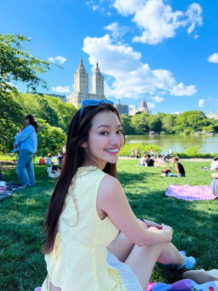 Trúc Diễm có nền tảng học vấn tốt. Cô tốt nghiệp ngành quản trị kinh doanh tại Singapore, sử dụng thành thạo tiếng Anh và tiếng Hàn, có thể giao tiếp bằng tiếng Trung, lợi thế giúp cô dễ dàng thích nghi khi làm việc trong môi trường quốc tế.