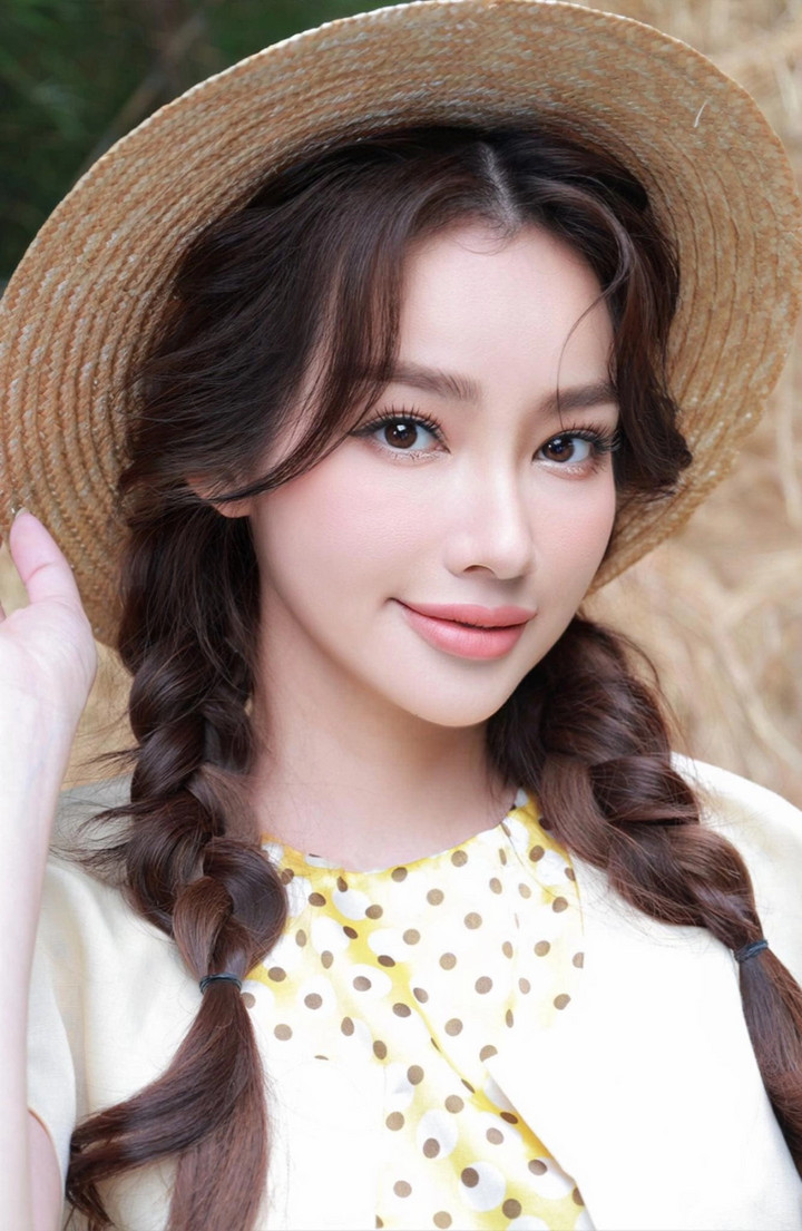 Trương Tri Trúc Diễm mang vẻ đẹp Á Đông thanh tú nhưng vẫn toát lên sức hút riêng đầy quyến rũ. Gương mặt cô thon gọn, đường nét hài hòa với sống mũi cao, đôi môi đầy đặn và ánh nhìn sâu lắng, tạo nên thần thái vừa dịu dàng vừa cuốn hút.