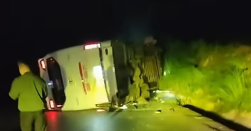 Xe khách chở 39 người lật trong đêm ở Lào Cai