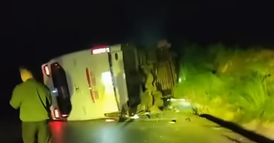 Xe khách chở 39 người lật trong đêm ở Lào Cai