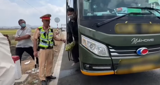 Xe khách 'nhồi' thêm 13 người dịp lễ, tài xế và chủ xe bị phạt 97,5 triệu đồng