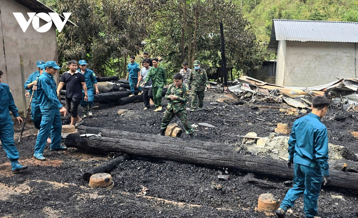 chay nha trong dem o lai chau, 3 tre nho tu vong thuong tam hinh anh 1