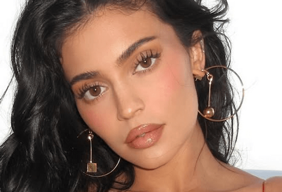 Kylie Jenner khoe body 'đồng hồ cát' cực cháy, hé lộ kho túi Hermès trị giá hàng chục tỷ đồng