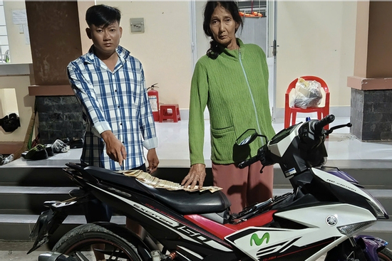 Con trai chở mẹ đi cướp giật gây phẫn nộ