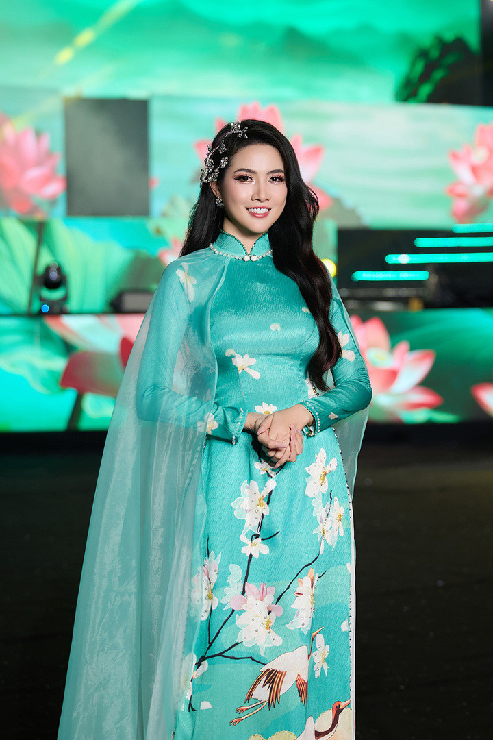 Sau 8 năm đăng quang quốc tế, Phan Thị Mơ ngày càng trẻ trung, xinh đẹp. Ngoài tích cực tập luyện và ăn uống khoa học, việc giữ tinh thần lạc quan là bí quyết giúp nàng hậu duy trì sắc vóc.