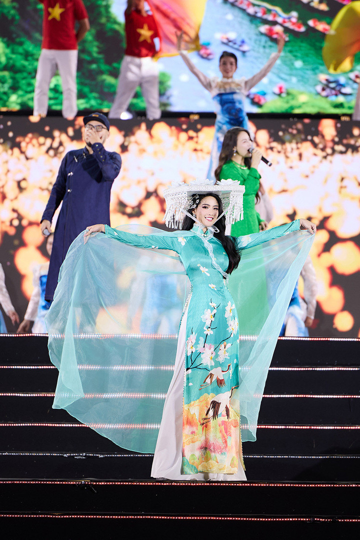 Nàng hậu cho biết cô vẫn ý thức rõ vai trò của mình trong tổng thể chương trình. “Đây là một sân khấu lớn, nên mỗi vị trí dù nhỏ cũng cần được đặt đúng chỗ để tạo nên một tổng thể hài hòa”, cô nói thêm.