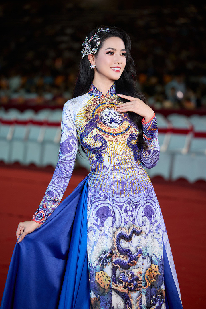 Về quá trình tập luyện, người đẹp cho biết cô chỉ có 2 ngày để làm quen và ráp đội hình cùng ê-kíp.