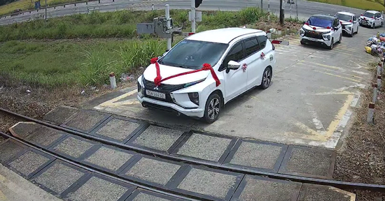 Xe đám cưới cố vượt gác chắn, mắc kẹt sát đường ray khi tàu sắp đến