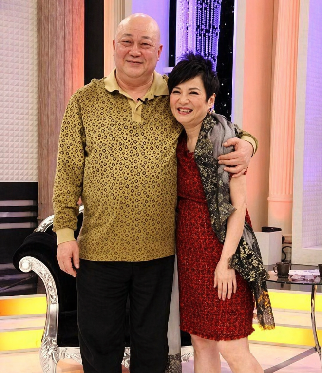 'Bao Thanh Thiên' Kim Siêu Quần hạnh phúc bên vợ kém 23 tuổi dù không con cái - Ảnh 2