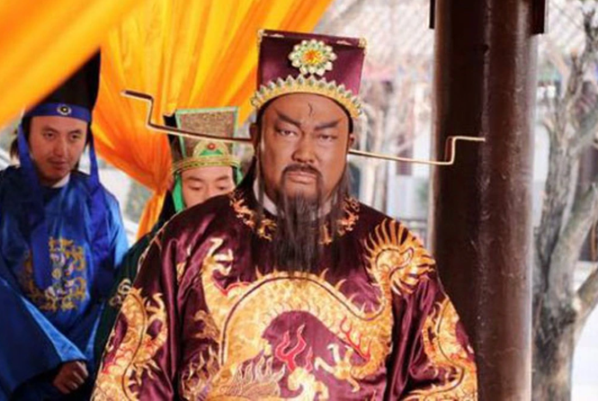 'Bao Thanh Thiên' Kim Siêu Quần hạnh phúc bên vợ kém 23 tuổi dù không con cái - Ảnh 1