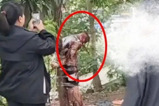 Chú rể bị lột đồ, dội nước tương, ném trứng rồi trói vào cây gây bức xúc