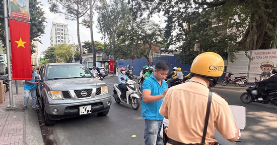 CSGT sẽ cẩu xe về nơi tạm giữ nếu tài xế dừng, đỗ sai quy định và không có mặt