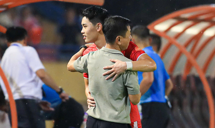 Đình Bắc ôm thầy cũ - HLV Văn Sỹ Sơn - sau trận CAHN đấu với SLNA.