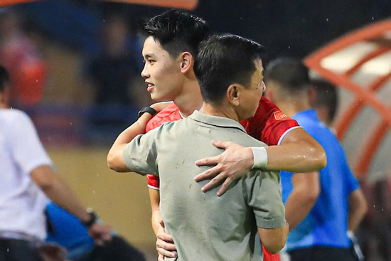 Đình Bắc ôm chặt HLV Văn Sỹ Sơn: Bài học 'lúa chín cúi đầu'