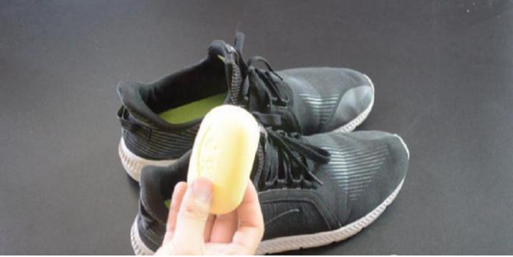 Khử mùi hôi của giày bằng bánh xà phòng.
