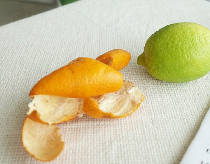 Đặt vỏ cam vào trong giày có thể giúp khử mùi.