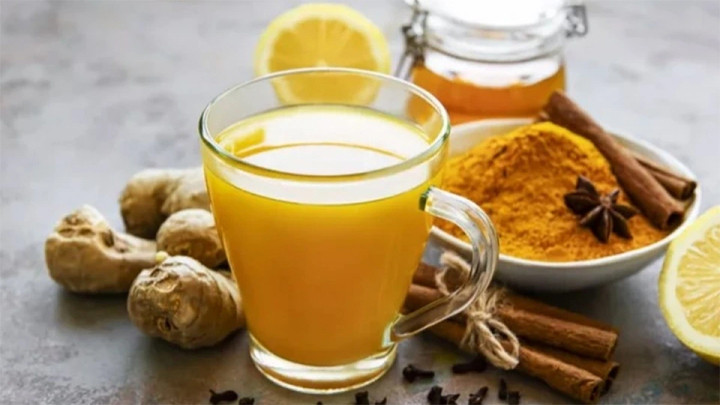 Bạn có thể uống tinh bột nghệ với mật ong.