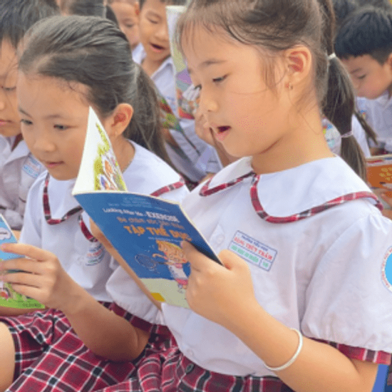 Một trường tiểu học thông báo khẩn cho học sinh học online, dừng ăn bán trú