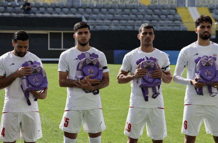 Đội tuyển Iran tưởng niệm các nạn nhân thiệt mạng trong cuộc tấn công nhằm vào trường tiểu học Shajarah Tayyiba. (Nguồn: Yahoo Sports)