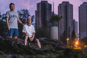 Một gia đình trở lại hiện trường vụ cháy chung cư tồi tệ nhất ở Hồng Kông (Trung Quốc) trong nhiều thập kỷ