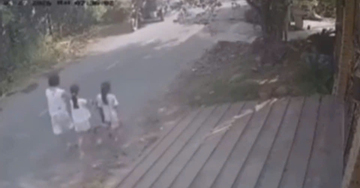 Vừa đưa xe nôi cho bé gái đẩy, người phụ nữ bị ô tô lao đến tông tử vong