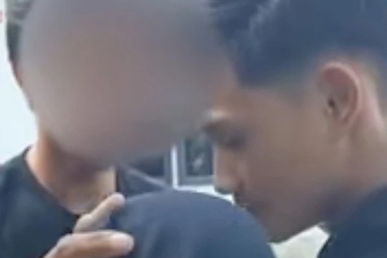 Bắt quả tang vợ ngoại tình với người đàn ông khác trong nhà trọ, chồng xử lý không tin nổi