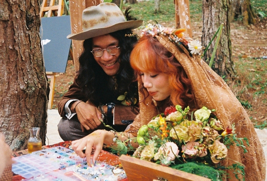 Cặp đôi tổ chức đám cưới ‘lạ lùng’ giữa rừng thông Đà Lạt