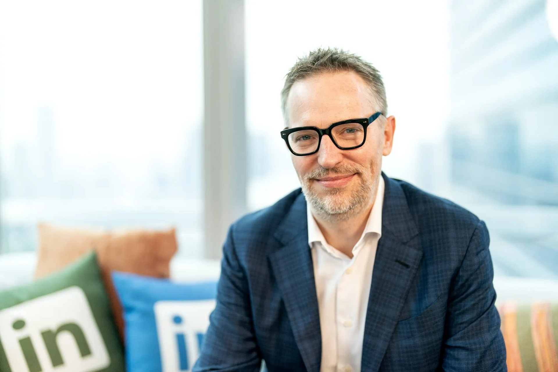 CEO LinkedIn điểm mặt 5 kỹ năng sinh tồn AI không thể ‘cướp’ từ con người插图 ceo linkedin bloomberg