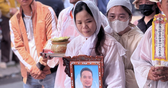 Đám tang tài xế taxi bị bắn tử vong, 2 con nhỏ liên tục hỏi: 'Cha đi đâu vậy mẹ?'