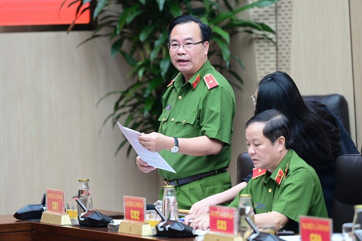 Thiếu tướng Lê Văn Tân thông tin tại họp báo.